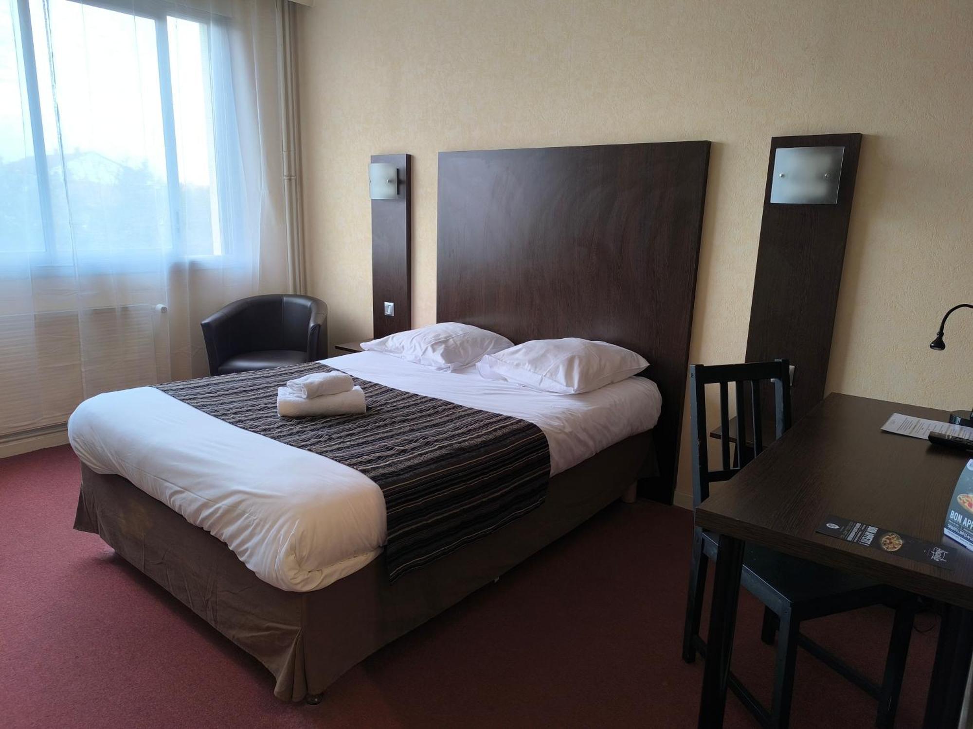 Adonis Lyon Est Hôtel Artys Saint-Priest-en-Jarez Exterior foto