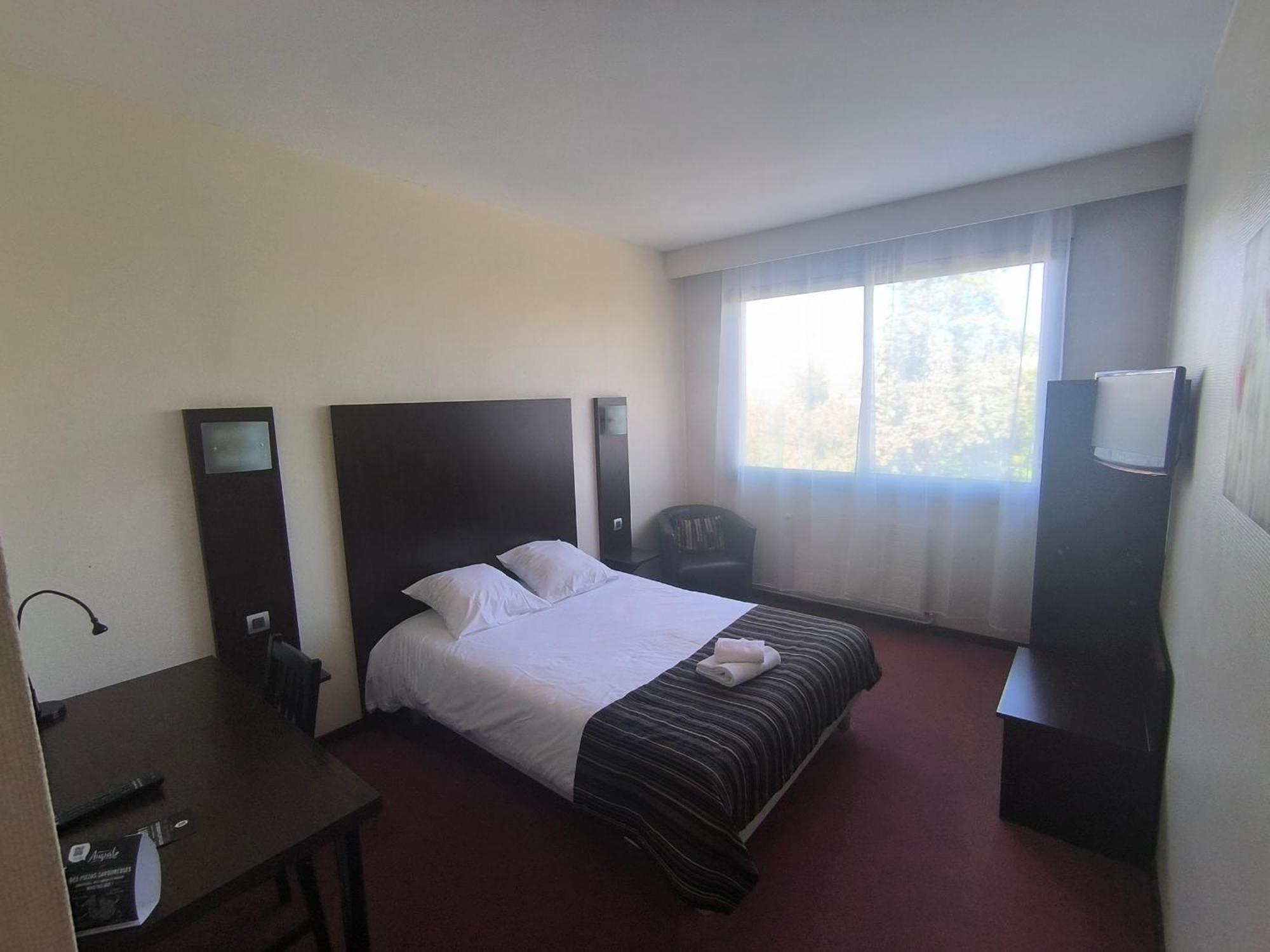 Adonis Lyon Est Hôtel Artys Saint-Priest-en-Jarez Exterior foto