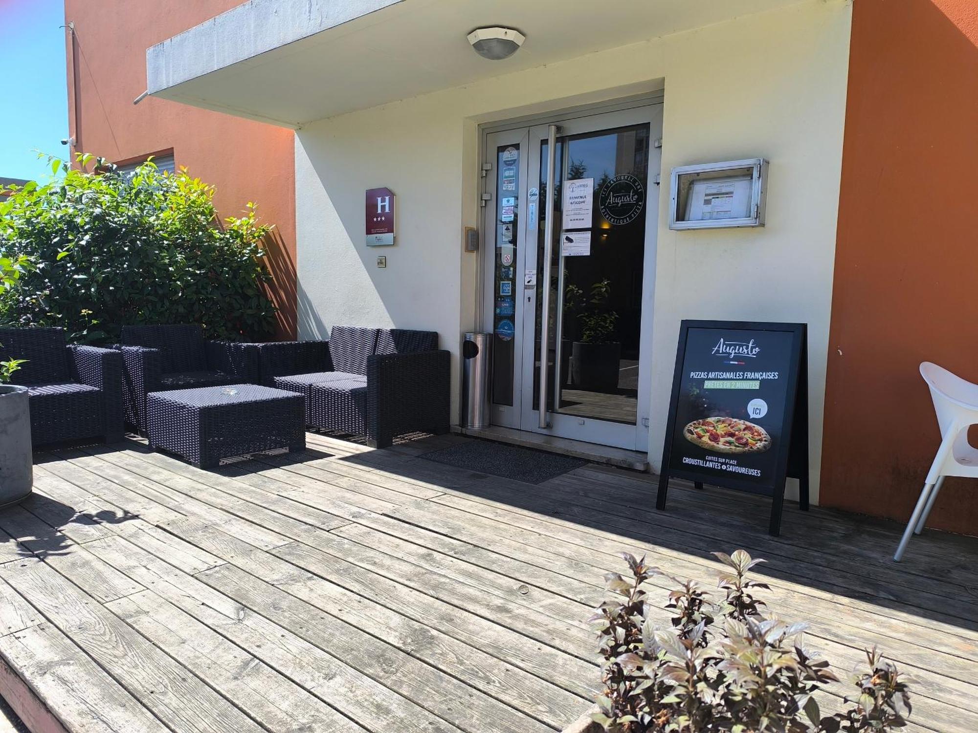 Adonis Lyon Est Hôtel Artys Saint-Priest-en-Jarez Exterior foto