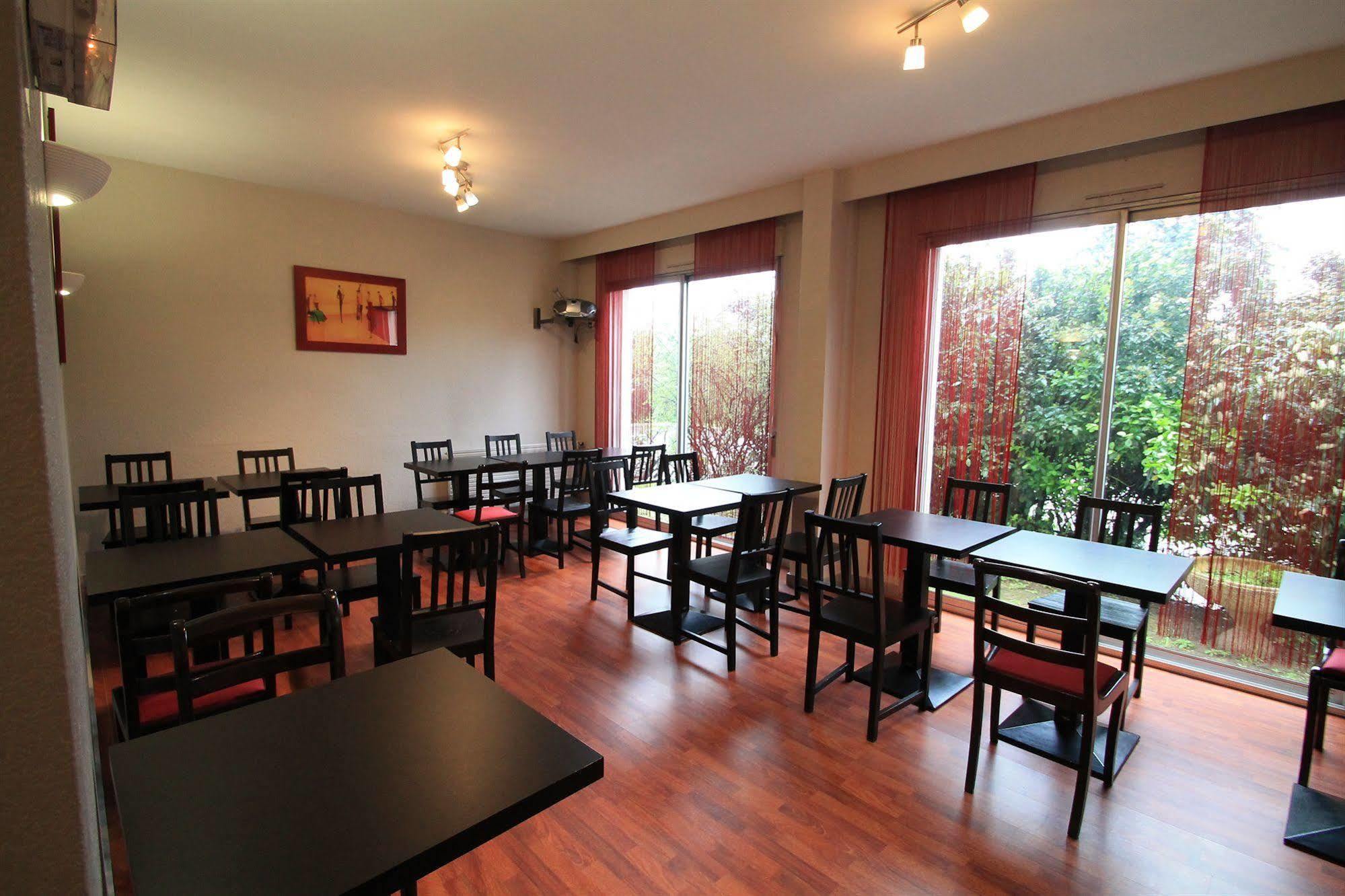 Adonis Lyon Est Hôtel Artys Saint-Priest-en-Jarez Exterior foto